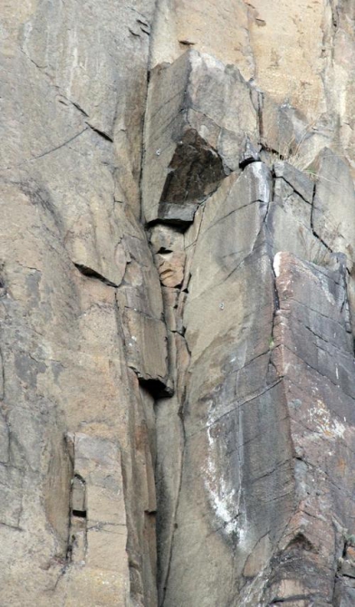 "Зажатый в камне" (фото)