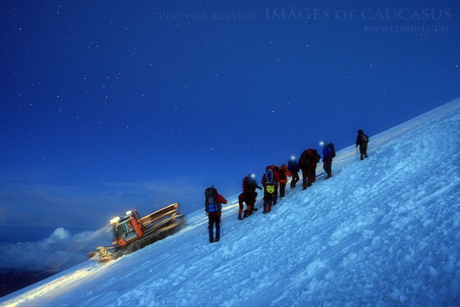 Эльбрус и люди на него идущие... (Альпинизм, кавказ)