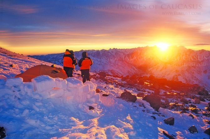 Эльбрус и люди на него идущие... (Альпинизм, кавказ)