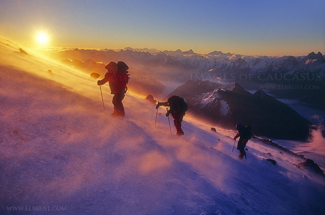 Эльбрус и люди на него идущие... (Альпинизм, кавказ)