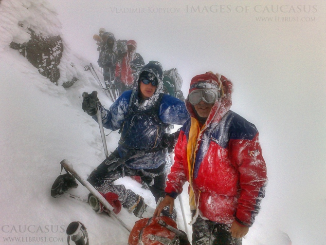 Эльбрус и люди на него идущие... (Альпинизм, кавказ)