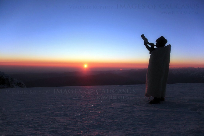 Эльбрус и люди на него идущие... (Альпинизм, кавказ)