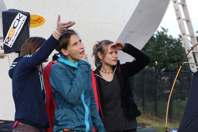 Немного солнца на холодных "скалах"... (Скалолазание, боулдеринг, москва, чемпионат россии, дмитрий шарафутдинов, татьяна шемулинкина, орехово-борисово)