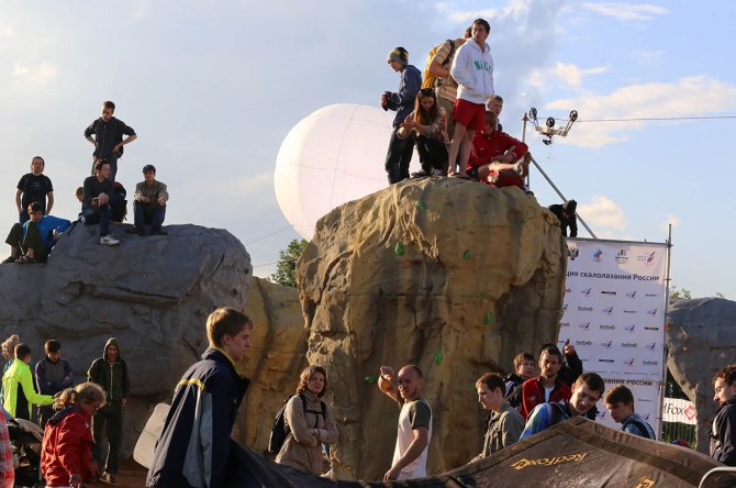 Немного солнца на холодных "скалах"... (Скалолазание, боулдеринг, москва, чемпионат россии, дмитрий шарафутдинов, татьяна шемулинкина, орехово-борисово)