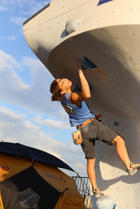 Немного солнца на холодных "скалах"... (Скалолазание, боулдеринг, москва, чемпионат россии, дмитрий шарафутдинов, татьяна шемулинкина, орехово-борисово)