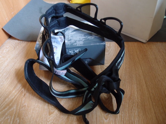 Продам новую обвязку Petzl Aquila