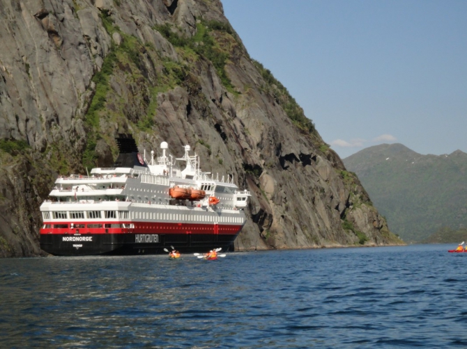 Троллфьорд - круизный лайнер "Хуртирутен" и наши каяки (Вода, лофотены, norway, кякинг, lofoten, норвегия, лофотенские острова, морские каяки)