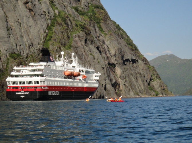 Троллфьорд - круизный лайнер "Хуртирутен" и наши каяки (Вода, лофотены, norway, кякинг, lofoten, норвегия, лофотенские острова, морские каяки)