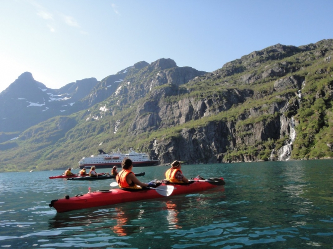 Троллфьорд - круизный лайнер "Хуртирутен" и наши каяки (Вода, лофотены, norway, кякинг, lofoten, норвегия, лофотенские острова, морские каяки)
