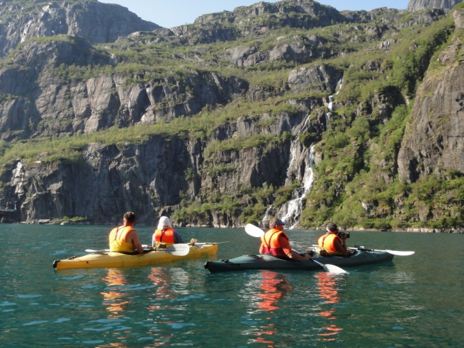 Троллфьорд - круизный лайнер "Хуртирутен" и наши каяки (Вода, лофотены, norway, кякинг, lofoten, норвегия, лофотенские острова, морские каяки)