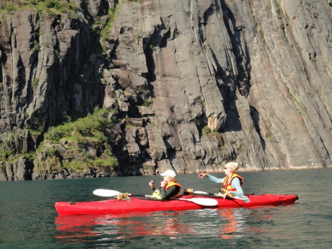 Троллфьорд - круизный лайнер "Хуртирутен" и наши каяки (Вода, лофотены, norway, кякинг, lofoten, норвегия, лофотенские острова, морские каяки)