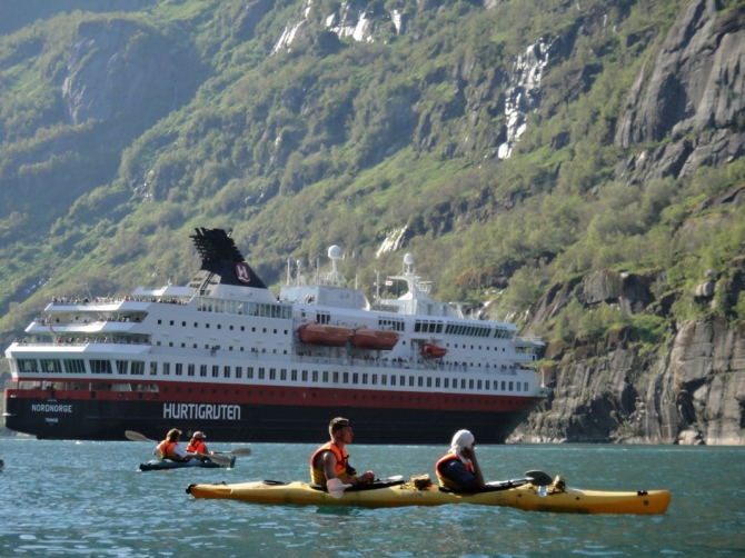 Троллфьорд - круизный лайнер "Хуртирутен" и наши каяки (Вода, лофотены, norway, кякинг, lofoten, норвегия, лофотенские острова, морские каяки)