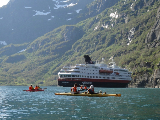 Троллфьорд - круизный лайнер "Хуртирутен" и наши каяки (Вода, лофотены, norway, кякинг, lofoten, норвегия, лофотенские острова, морские каяки)