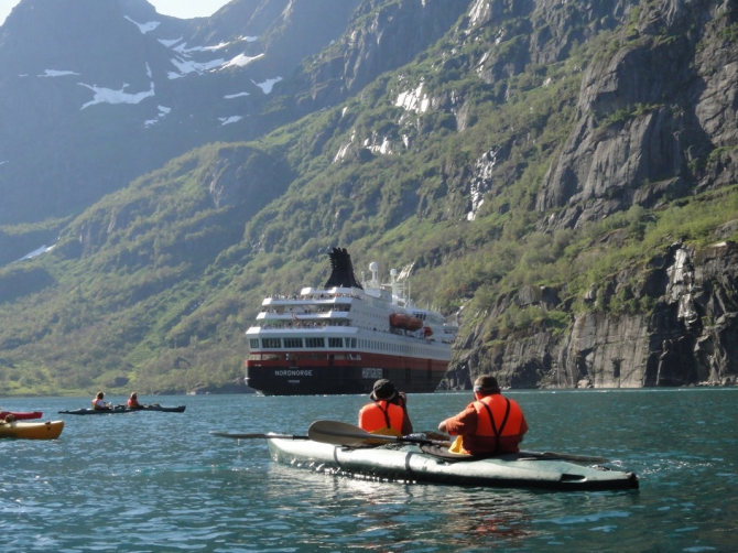 Троллфьорд - круизный лайнер "Хуртирутен" и наши каяки (Вода, лофотены, norway, кякинг, lofoten, норвегия, лофотенские острова, морские каяки)