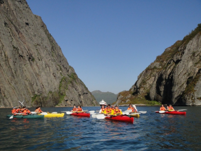 Троллфьорд - круизный лайнер "Хуртирутен" и наши каяки (Вода, лофотены, norway, кякинг, lofoten, норвегия, лофотенские острова, морские каяки)