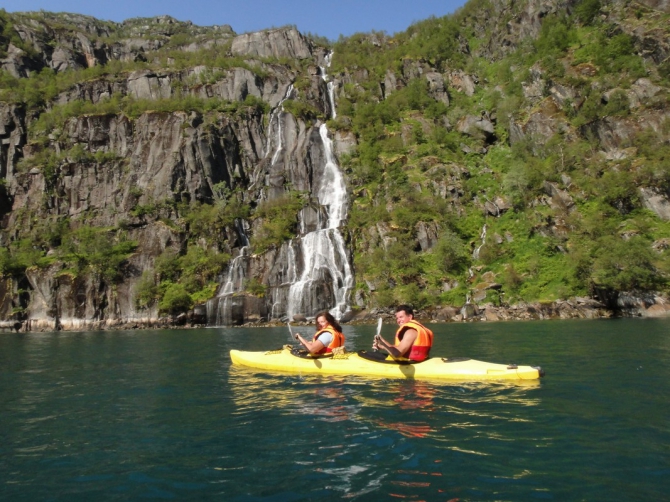 Троллфьорд - круизный лайнер "Хуртирутен" и наши каяки (Вода, лофотены, norway, кякинг, lofoten, норвегия, лофотенские острова, морские каяки)