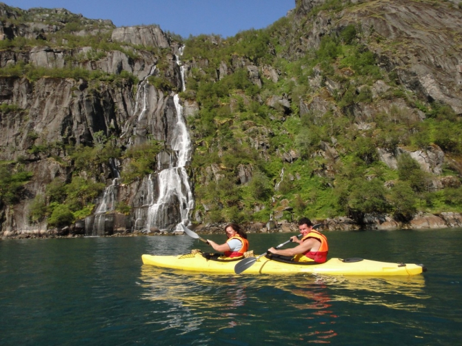 Троллфьорд - круизный лайнер "Хуртирутен" и наши каяки (Вода, лофотены, norway, кякинг, lofoten, норвегия, лофотенские острова, морские каяки)