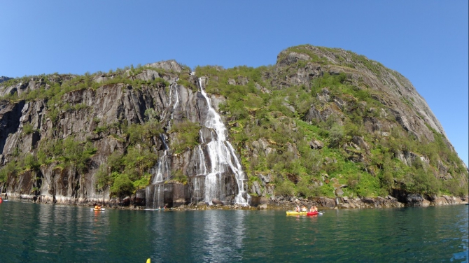 Троллфьорд - круизный лайнер "Хуртирутен" и наши каяки (Вода, лофотены, norway, кякинг, lofoten, норвегия, лофотенские острова, морские каяки)
