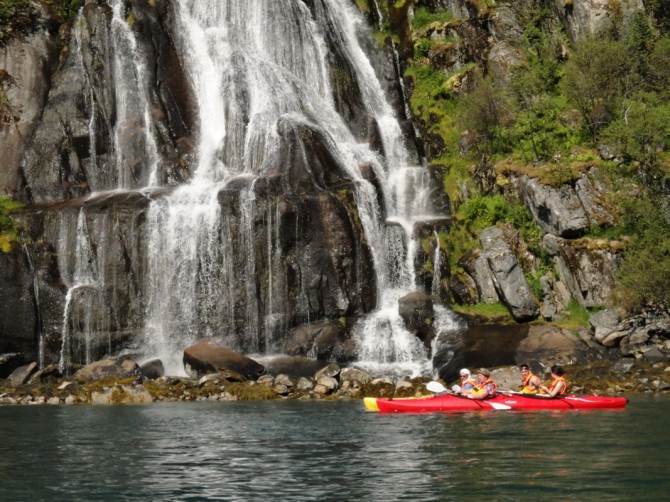 Троллфьорд - круизный лайнер "Хуртирутен" и наши каяки (Вода, лофотены, norway, кякинг, lofoten, норвегия, лофотенские острова, морские каяки)