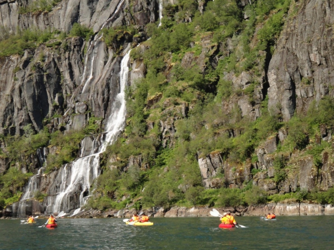 Троллфьорд - круизный лайнер "Хуртирутен" и наши каяки (Вода, лофотены, norway, кякинг, lofoten, норвегия, лофотенские острова, морские каяки)