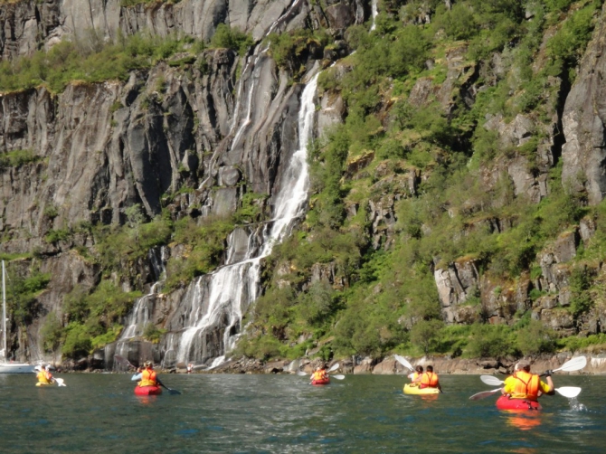 Троллфьорд - круизный лайнер "Хуртирутен" и наши каяки (Вода, лофотены, norway, кякинг, lofoten, норвегия, лофотенские острова, морские каяки)