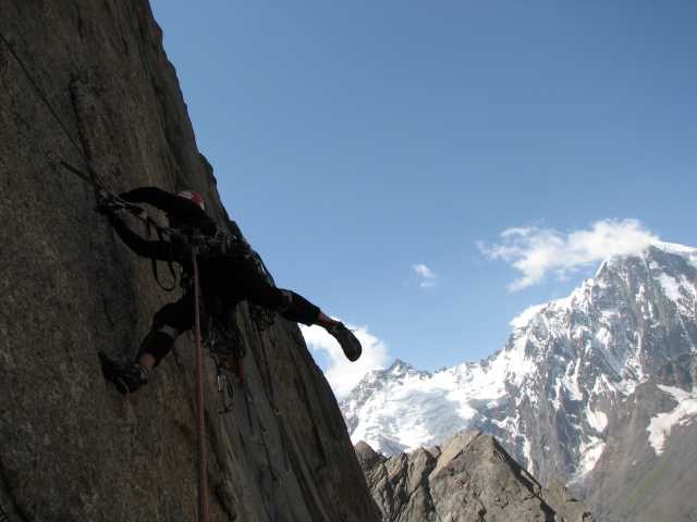 Каравшин 2007 и забавные приключения Демченков на большой-пребольшой стене (Альпинизм)