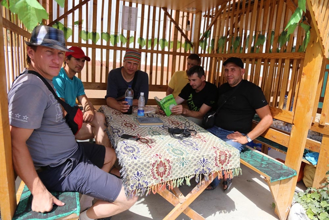 Каравшин. В ожидании винтокрылой железной птицы... (Альпинизм, каравшин-2014, чемпионат россии, памиро-алай, горы, соревнования)