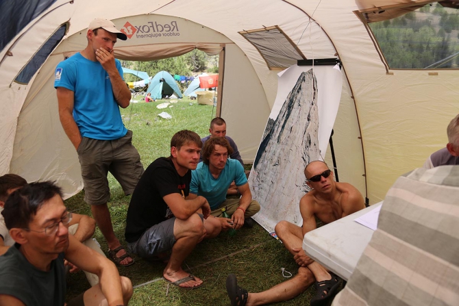 Елена Дмитренко передает с Чемпионата России по альпинизму (каравшин)