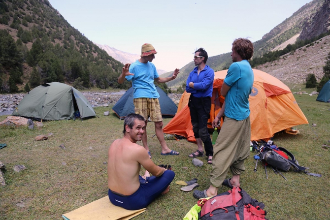 Елена Дмитренко передает с Чемпионата России по альпинизму (каравшин)