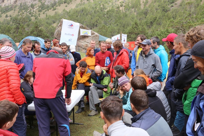 Елена Дмитренко передает с Чемпионата России по альпинизму (каравшин)