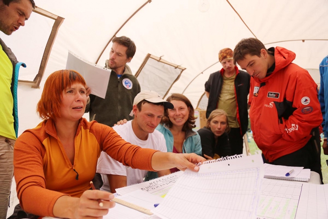 Елена Дмитренко передает с Чемпионата России по альпинизму (каравшин)