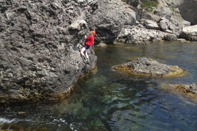 Спортивно - оздоровительное лазание над морем к западу от Царского Пляжа. (Скалолазание)