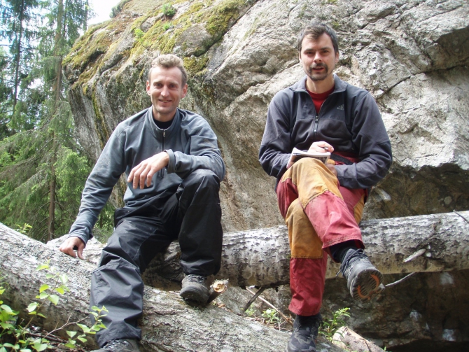 Спелеологи валят деревья на скалах Треугольного озера. (Альпинизм, треугольное)
