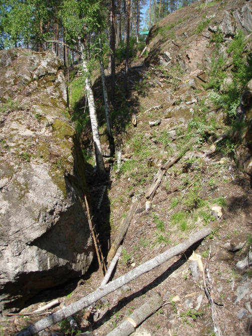 Спелеологи валят деревья на скалах Треугольного озера. (Альпинизм, треугольное)