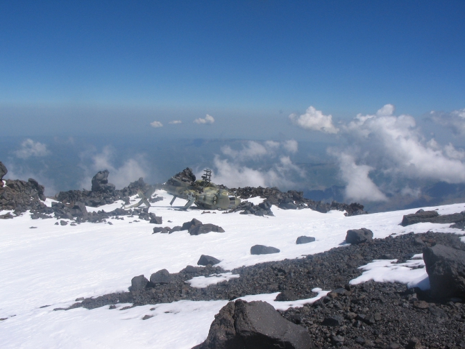 На Эльбрусе упал вертолёт МЧС 26-27.08.2010 (Альпинизм)