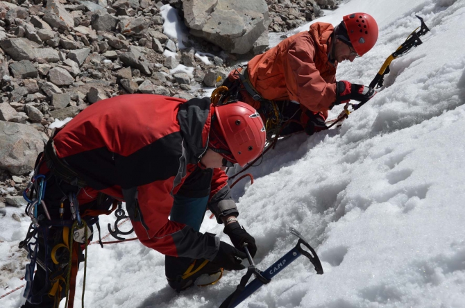 "А ЗА ОКОШКОМ МЕСЯЦ МАЙ..." (Альпинизм)