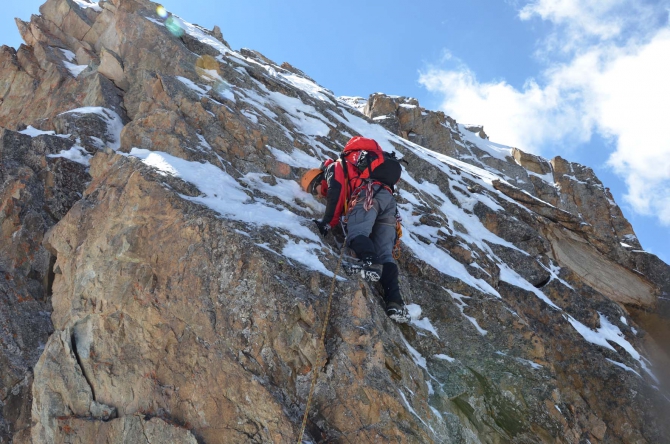 "А ЗА ОКОШКОМ МЕСЯЦ МАЙ..." (Альпинизм)
