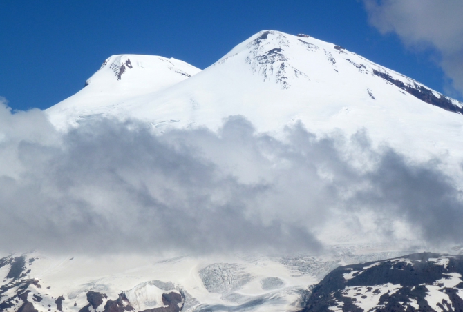 Пролетая рядом с вершинами. (приэльбрусье)
