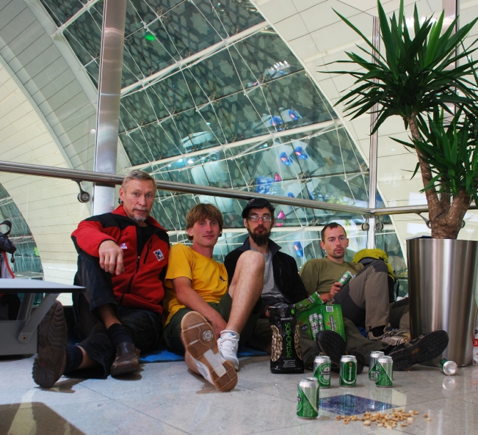 Музтаг - Тауэр 2012. Экспедиция ФАиС г.Москвы. Дорога (Альпинизм, музтаг-тауэр, bruce normand, какакорум, алексика. экспециция, клуб семь вершин, чемпионат россии., фаис москвы, венто, альпиндустрия, баск)