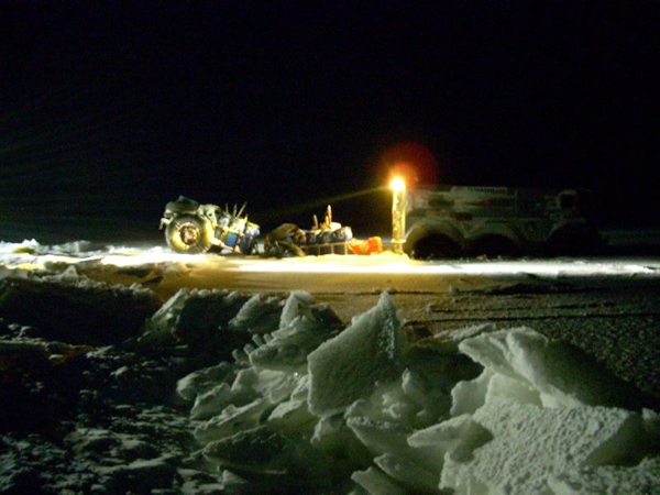 На машинах к Северному полюсу: с нами идут три собаки, которые нас охраняют и отгоняют белых медведей. (демченко, арктика, северный полюс, экспедиции)