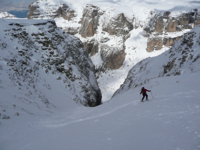 Словацкая фрирайдер Ива Филова проехала два крутейших кулуара в Доломитах. (Бэккантри/Фрирайд, словакия, италия, альпы, доломиты)