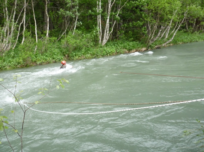 Организация переправы забросом веревки на целевой берег (Горный туризм, безопасность, переправа)