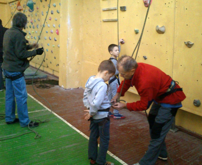 Соревнования по скалолазанию на иск. рельефе памяти ЗМС Рацека Владимира Иосифовича. (Скалолазание, 145 школа, соревнования памяти рацека в.и., 22 декабря 2013г., ташкент)