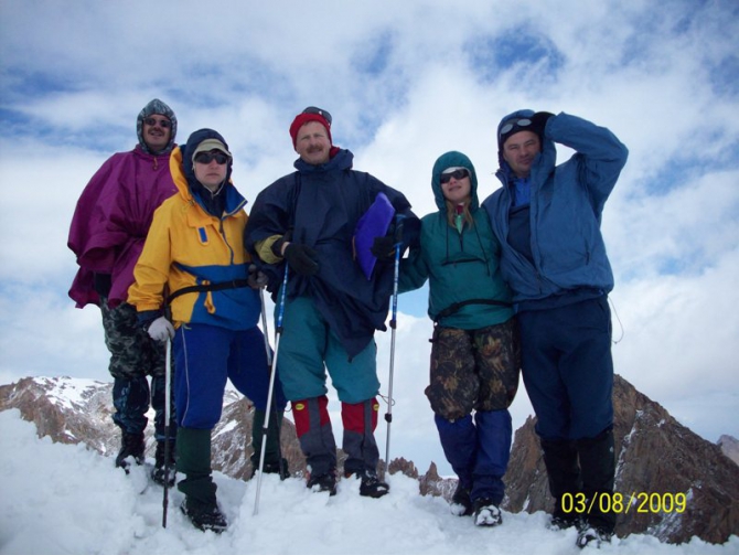 Впереди горы. Рассказ о горном походе II к.с. по Заилийскому Алатау . Перевал Памяти Друзей. (Горный туризм, заилийский алатау . перевал памяти друзей.)