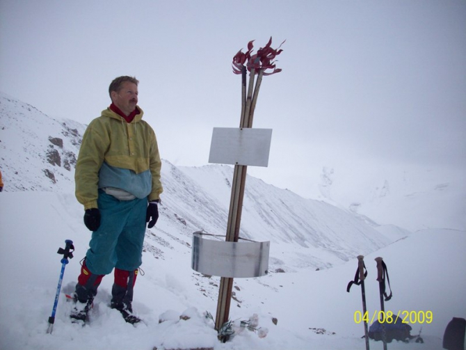 Впереди горы. Рассказ о горном походе II к.с. по Заилийскому Алатау . Перевал Памяти Друзей. (Горный туризм, заилийский алатау . перевал памяти друзей.)