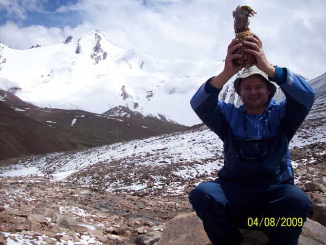 Впереди горы. Рассказ о горном походе II к.с. по Заилийскому Алатау . Перевал Памяти Друзей. (Горный туризм, заилийский алатау . перевал памяти друзей.)
