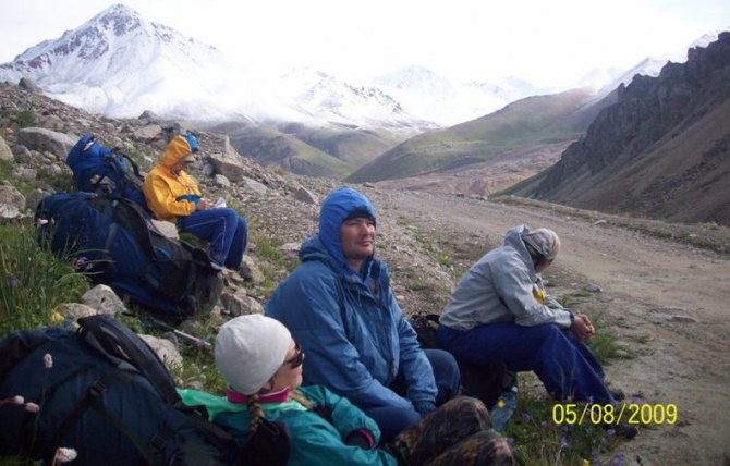 Впереди горы. Рассказ о горном походе II к.с. по Заилийскому Алатау . Перевал Памяти Друзей. (Горный туризм, заилийский алатау . перевал памяти друзей.)