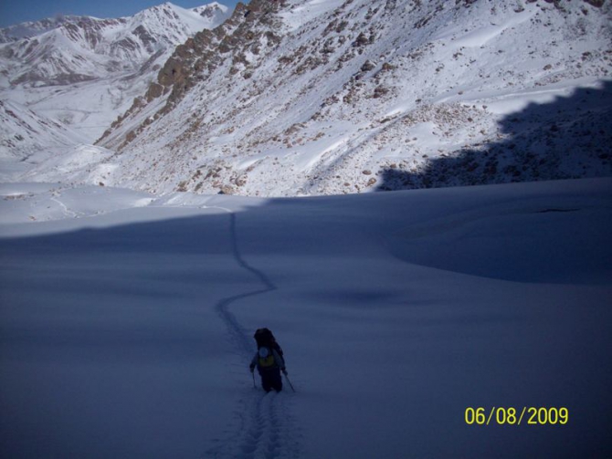 Впереди горы. Рассказ о горном походе II к.с. по Заилийскому Алатау . Перевал Памяти Друзей. (Горный туризм, заилийский алатау . перевал памяти друзей.)