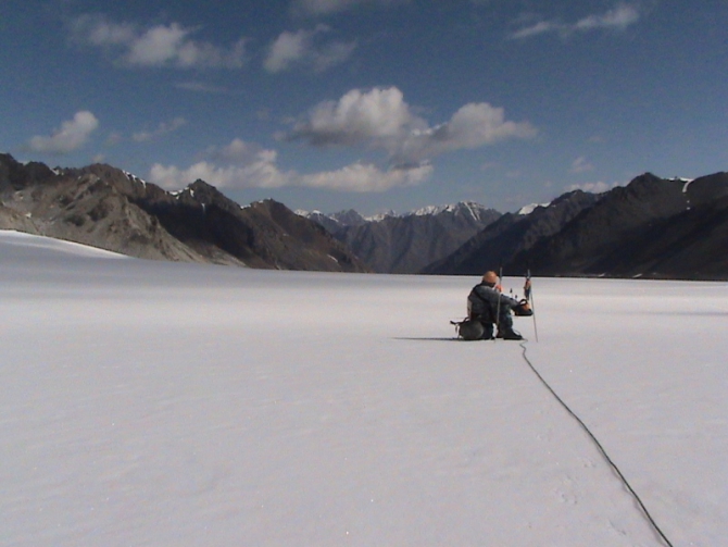 Впереди горы. Рассказ о горном походе II к.с. по Заилийскому Алатау . Перевал Памяти Друзей. (Горный туризм, заилийский алатау . перевал памяти друзей.)