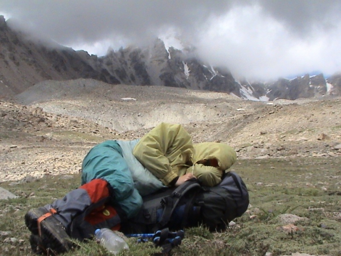 Впереди горы. Рассказ о горном походе II к.с. по Заилийскому Алатау . Перевал Памяти Друзей. (Горный туризм, заилийский алатау . перевал памяти друзей.)
